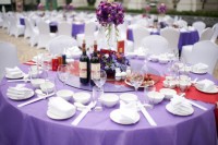 Trang trí tiệc cưới với tông màu tím chủ đạo