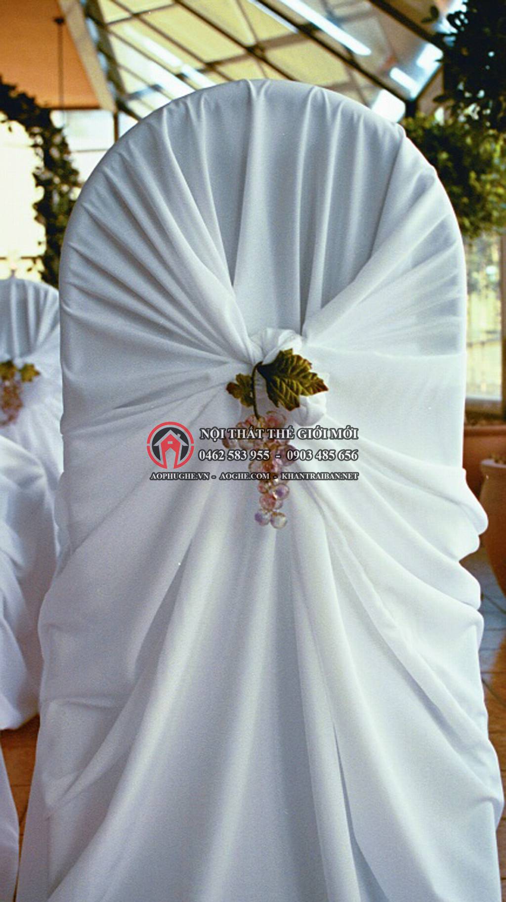 Áo phủ ghế trắng nơ trang trí tiệc cưới