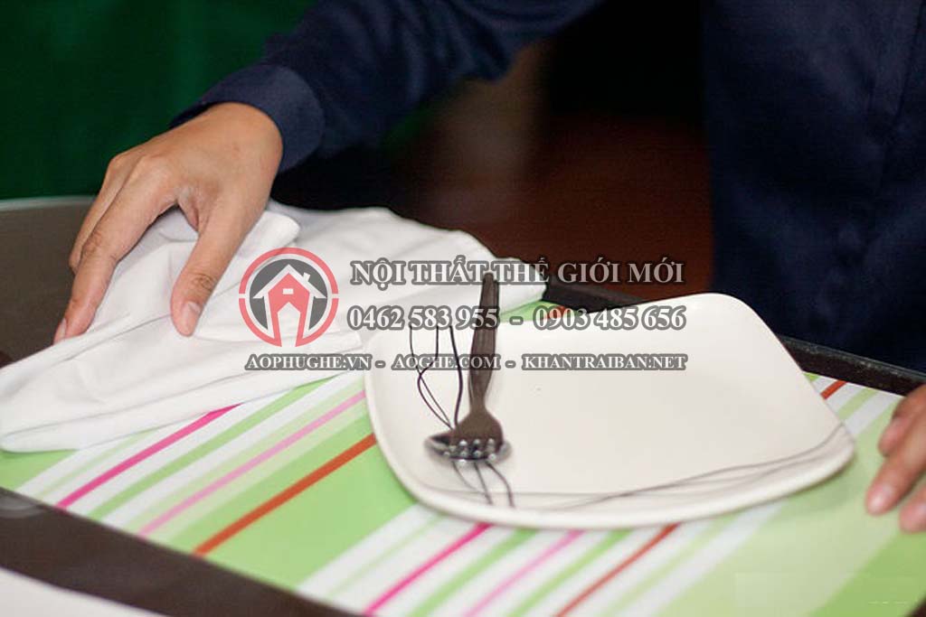 cách dùng khăn ăn 6